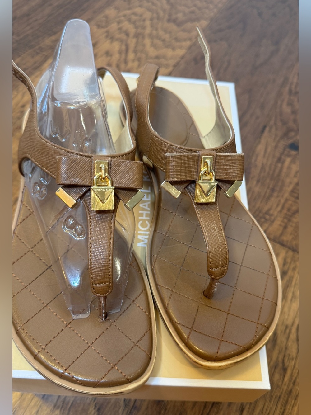 EUC Michael Kors Alice Thong Leather Sandals Luggage Brown Gold Size 8M